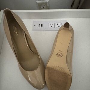 Michael Kors Women's Beige Pumps